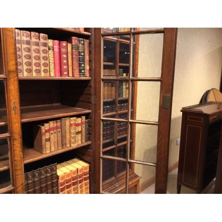 Ein Bücherschrank aus Walnuss und Seetang im Stil von William & Mary