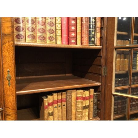 Ein Bücherschrank aus Walnuss und Seetang im Stil von William & Mary