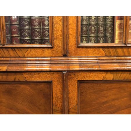 Ein Bücherschrank aus Walnuss und Seetang im Stil von William & Mary