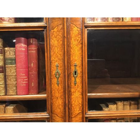 Ein Bücherschrank aus Walnuss und Seetang im Stil von William & Mary