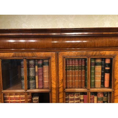 Ein Bücherschrank aus Walnuss und Seetang im Stil von William & Mary