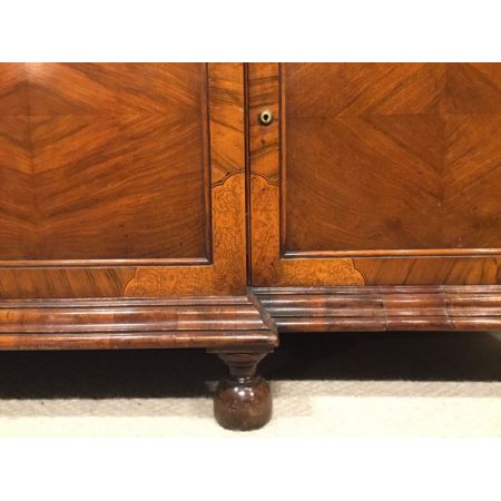 Ein Bücherschrank aus Walnuss und Seetang im Stil von William & Mary