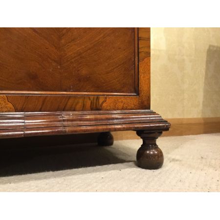 Ein Bücherschrank aus Walnuss und Seetang im Stil von William & Mary