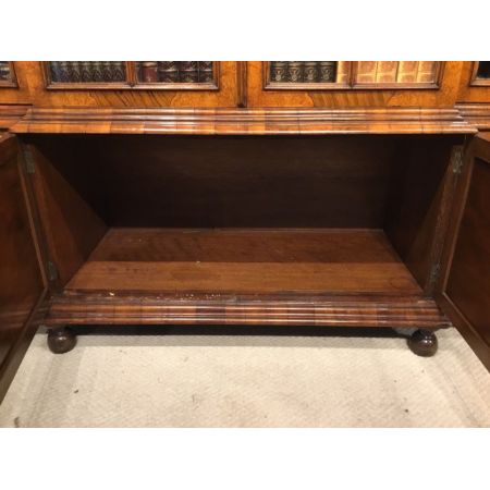 Ein Bücherschrank aus Walnuss und Seetang im Stil von William & Mary