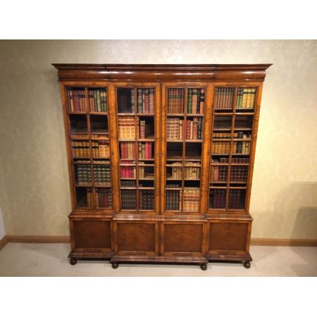 Ein Bücherschrank aus Walnuss und Seetang im Stil von William & Mary