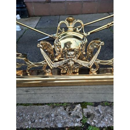 Antiker viktorianischer Kaminvorsetzer und Feuereisen