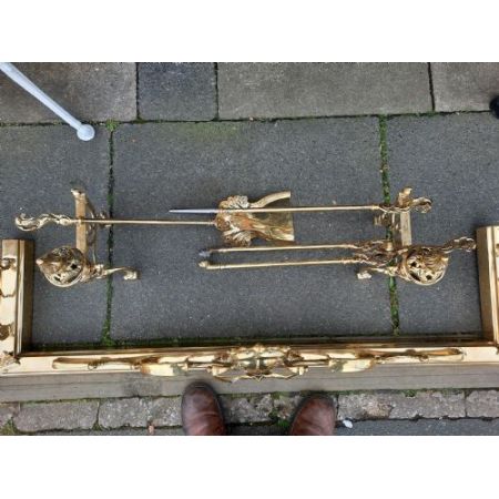 Antiker viktorianischer Kaminvorsetzer und Feuereisen