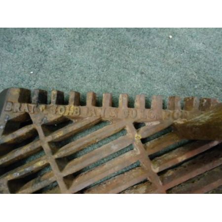 Antiker gusseisener Kamineinsatz