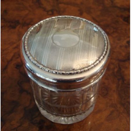 Antikes Birmingham geschliffenes Glas mit massivem Silberdeckel um 1910