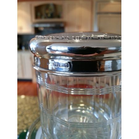 Antikes Birmingham geschliffenes Glas mit massivem Silberdeckel um 1910