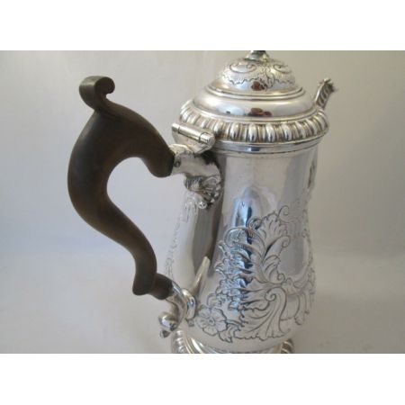 Versilberte Kaffeekanne mit Wappen aus dem 19. Jahrhundert