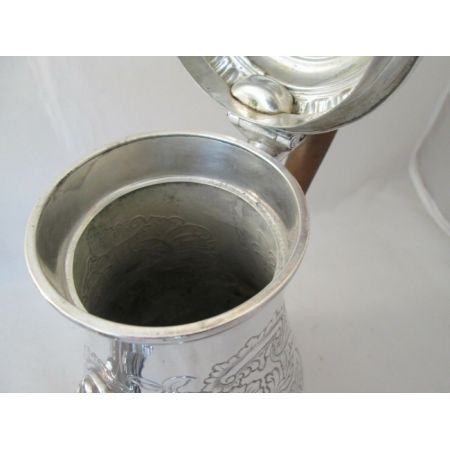 Versilberte Kaffeekanne mit Wappen aus dem 19. Jahrhundert