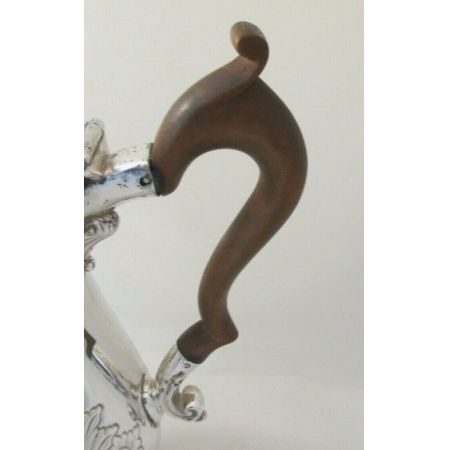 Versilberte Kaffeekanne mit Wappen aus dem 19. Jahrhundert