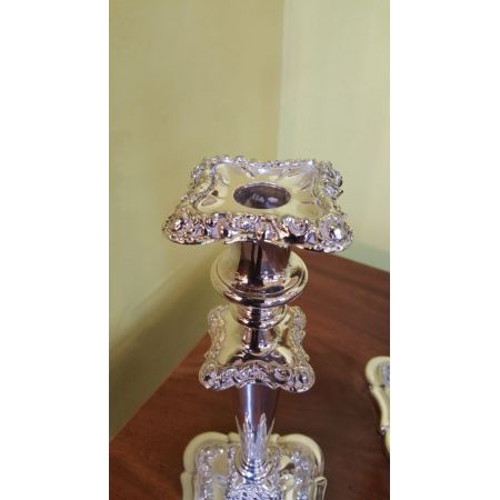 Antikes Paar versilberter Kerzenhalter aus dem späten 19. Jahrhundert