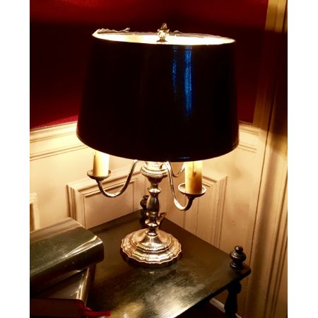 Antike traditionelle versilberte Schreibtischlampe