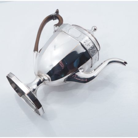 Große antike georgische versilberte Kaffekanne