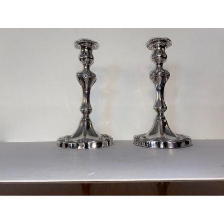 Paar antiker versilberter Kerzenhalter im Rokoko-Stil. um 1880