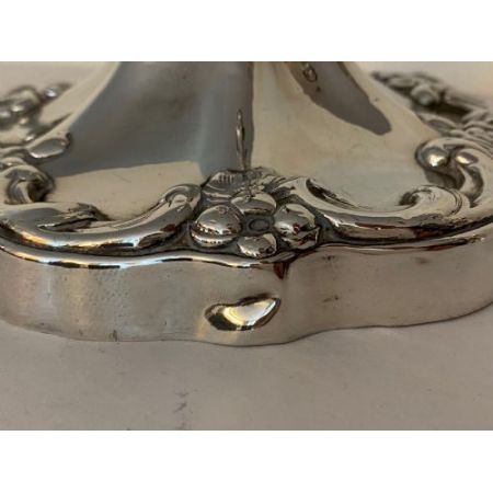 Paar antiker versilberter Kerzenhalter im Rokoko-Stil. um 1880