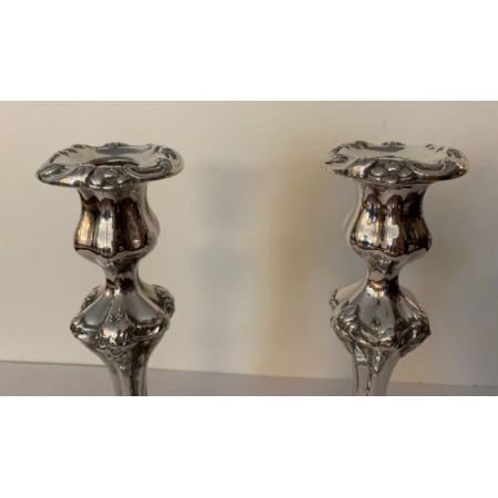 Paar antiker versilberter Kerzenhalter im Rokoko-Stil. um 1880