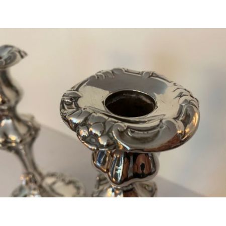 Paar antiker versilberter Kerzenhalter im Rokoko-Stil. um 1880