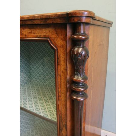 Antike viktorianische Grat-Walnuss-Vitrine von ca 1870