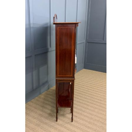 Antike Inlaid Vitrine aus Mahagoni im Kunsthandwerk Stil