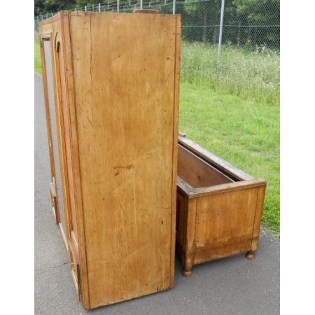 Antike viktorianische Garderobe