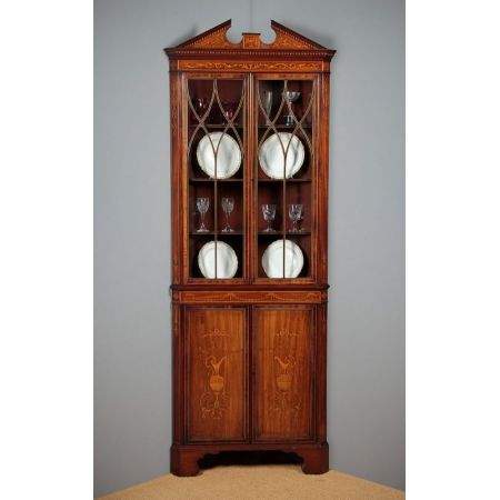 Antike Inlaid Mahagoni Eckvitrine im Sheraton Stil umd 1905