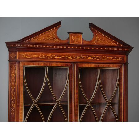 Antike Inlaid Mahagoni Eckvitrine im Sheraton Stil umd 1905