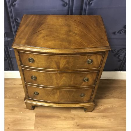 Antike Kommode aus massivem Mahagoni 