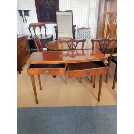 Antiker Beistelltisch aus massivem Mahagoni