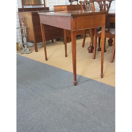 Antiker Beistelltisch aus massivem Mahagoni