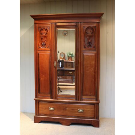 Antiker edwardianischer Walnuss Kleiderschrank