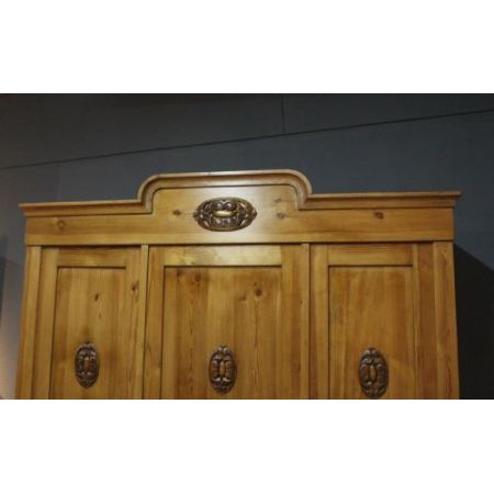 Antiker Kleiderschrank aus französischem Kiefernholz aus dem 19. Jahrhundert 