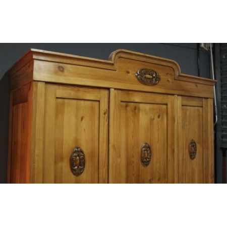 Antiker Kleiderschrank aus französischem Kiefernholz aus dem 19. Jahrhundert 