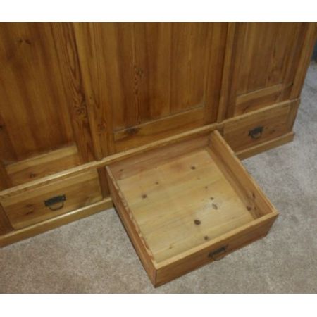 Antiker Kleiderschrank aus französischem Kiefernholz aus dem 19. Jahrhundert 