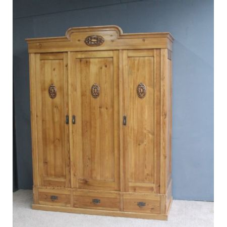 Antiker Kleiderschrank aus französischem Kiefernholz aus dem 19. Jahrhundert 