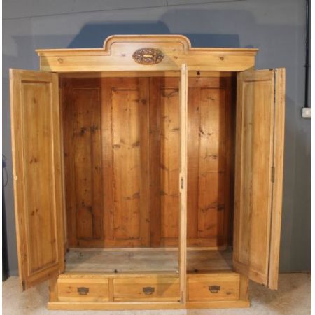 Antiker Kleiderschrank aus französischem Kiefernholz aus dem 19. Jahrhundert 
