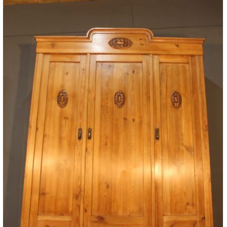 Antiker Kleiderschrank aus französischem Kiefernholz aus dem 19. Jahrhundert 