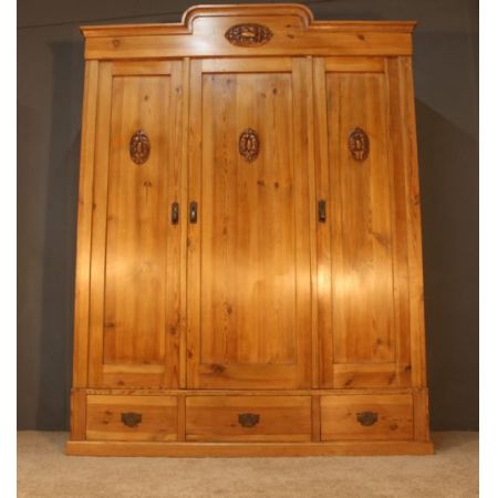 Antiker Kleiderschrank aus französischem Kiefernholz aus dem 19. Jahrhundert 
