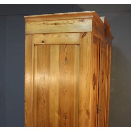 Antiker Kleiderschrank aus französischem Kiefernholz aus dem 19. Jahrhundert 