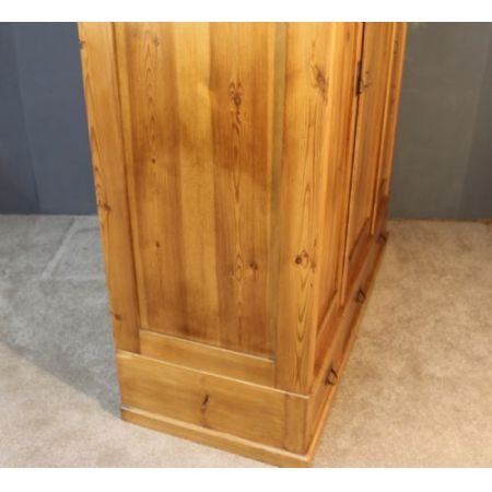 Antiker Kleiderschrank aus französischem Kiefernholz aus dem 19. Jahrhundert 