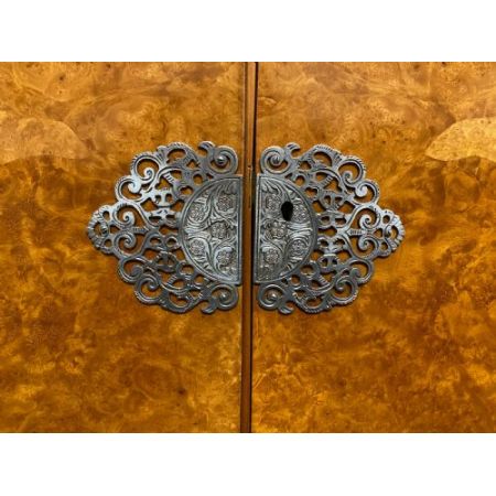 Antiker zwei Türiger Nussbaum Kleiderschrank