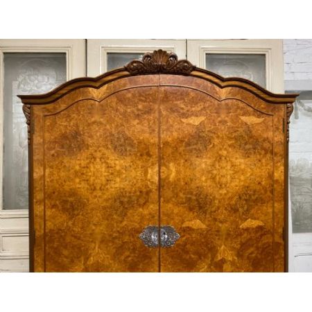 Antiker zwei Türiger Nussbaum Kleiderschrank