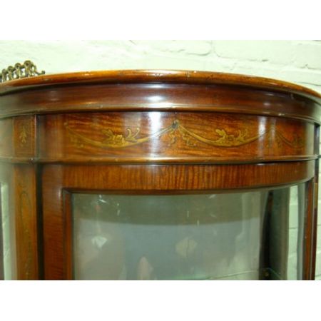 Antike, schmale Vitrine aus Mahagoni Massivholz mit Satinwood Intarsien 1900