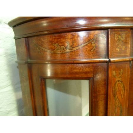 Antike, schmale Vitrine aus Mahagoni Massivholz mit Satinwood Intarsien 1900