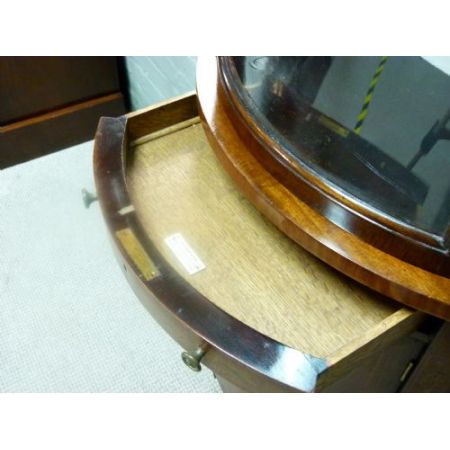 Antike, schmale Vitrine aus Mahagoni Massivholz mit Satinwood Intarsien 1900