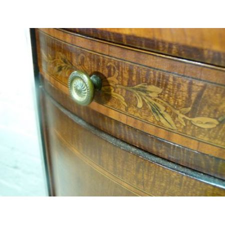 Antike, schmale Vitrine aus Mahagoni Massivholz mit Satinwood Intarsien 1900