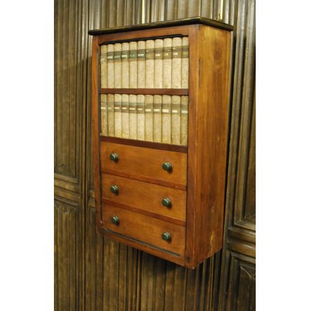 Antiker dekorativer französischer Hängeschrank