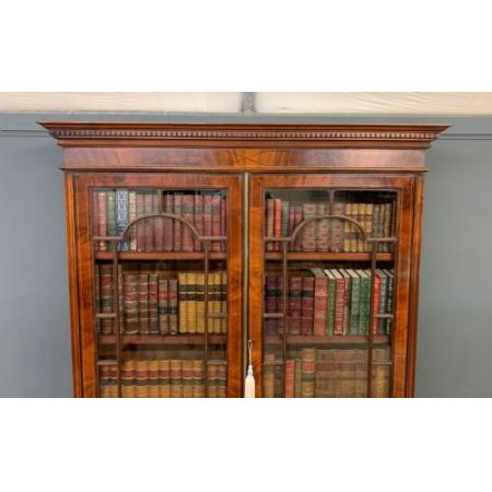 Antiker edwardianischer Inlaid Bücherschrank aus massivem Mahagoni